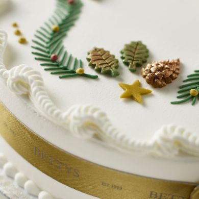 Royal Iced Wreath Christmas Cake